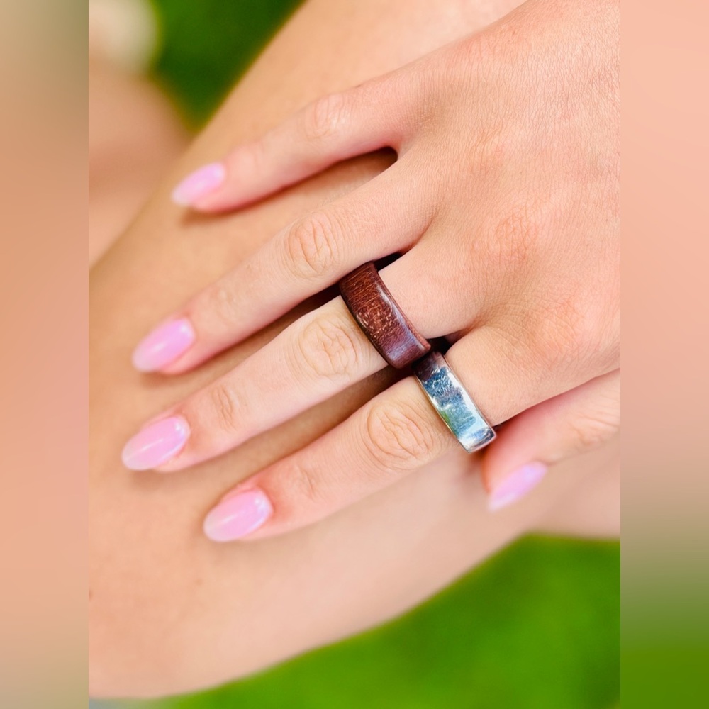 HANDMADE WOOD RING | SIZES 8+8.5| BEAR PAW IMPRINTED | ACACIA WOOD | NEW IN BOX! - Picture 4 of 12